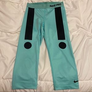 Women’s Nike Pro Crop Pants size Medium